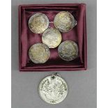 Konvolut5 Münz- und Trachtenknöpfe, Silber, mit einer Silbermedaille, Patrona Bavaria,- - -20.00 %