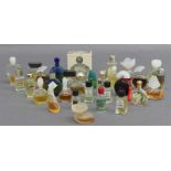 Konvolut Parfümfläschchen 29tlg, Glas, teilweise mit Zierstöpsel, verschieden, Chanel, Fragonard,