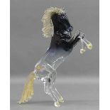Glasskulptursteigendes Pferd, blau-weiß, Goldflitter, Murano, 20. Jh., h 43 cm,- - -20.00 % buyer'
