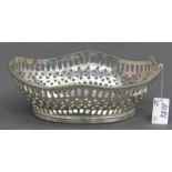 ZierschälchenSilber, oval, durchbrochen gearbeitet, 20. Jh., ca. 228 g schwer, l 16,5 cm- - -20.00 %