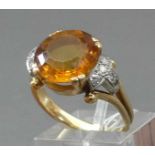 Damenring18 kt. Rotgold, mittig runder Topas, Diamantbesatz, 1 Steinchen fehlt, durchbrochen