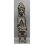 Afrikanische SkulpturHolz, geschnitzt, Mutter stillt ihr Kind, wohl um 1900, h 74 cm,- - -20.00 %