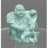 OkimonoTürkis, sitzender Buddha mit Zepter, 20. Jh., h 4,5 cm,- - -20.00 % buyer's premium on the