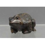 Netsuke China, Holz, geschnitzt, "Kröte", mit Glasaugen, 20. Jh.,- - -20.00 % buyer's premium on the