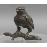 BronzeskulpturVogel auf einem Ast sitzend, um 1900, h 6 cm,- - -20.00 % buyer's premium on the