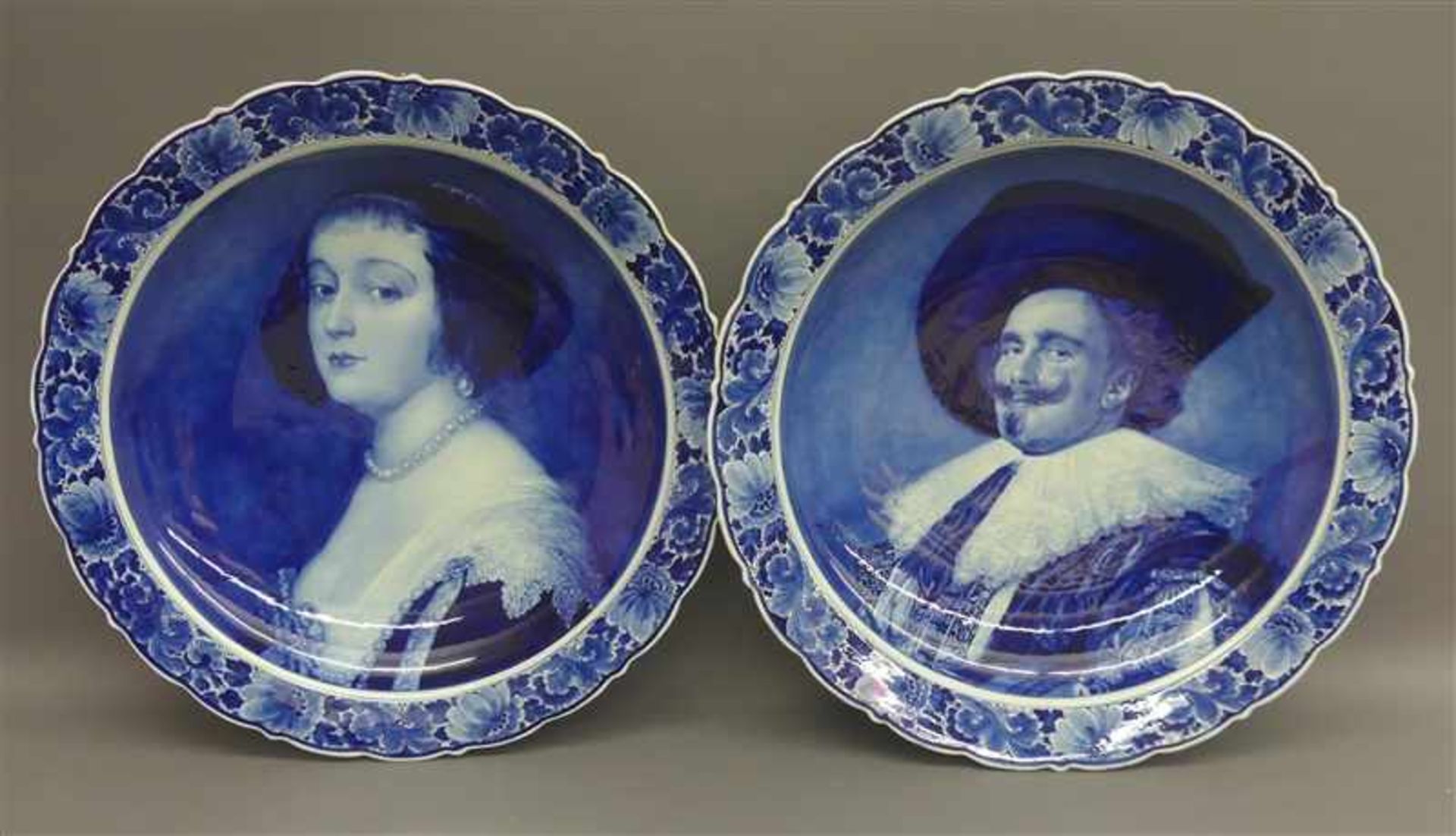 Paar PrunkplattenMänner- und Damenporträt nach Frans Hals und van Dyck, Wandteller, Keramik, blaue