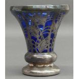 Freundschaftsbecherblaues Glas, beschädigt, mit aufwändigem Silberdekor, h 12,5 cm,- - -20.00 %