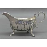 Sauciere, um 1800Silber, wohl Frankreich, barocke Form, punziert, auf drei Füßchen, Reliefdekor, ca.