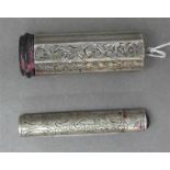 Paar LippenstifthalterungenSilber, florale Gravur, einer mit Rubincabochon, um 1930, je 5,5 cm hoch,