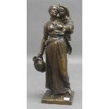 BronzeMutter mit Kind auf dem Arm, am Arm eine Wasserkanne, um 1900, gute Arbeit. h 41 cm,- - -20.00