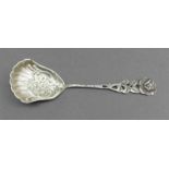 Zuckerlöffel 800er Silber, Reliefdekor, "Blumen", ca 15g, l 12,5 cm,- - -20.00 % buyer's premium