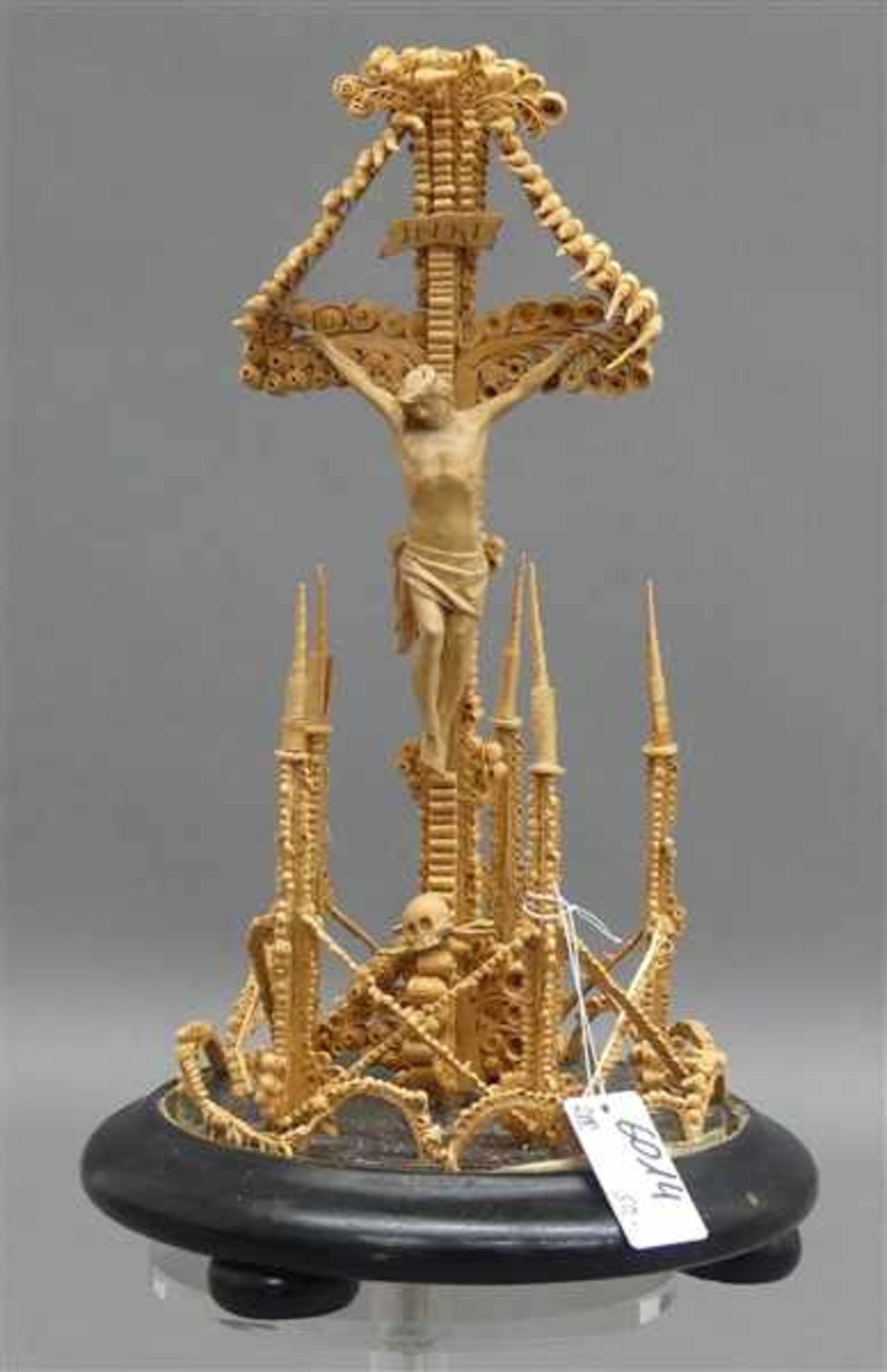 EingerichtSpanarbeit, Kreuzigungsszene, Christus aus Holz, bäuerliche Arbeit um 1900, Glassturz