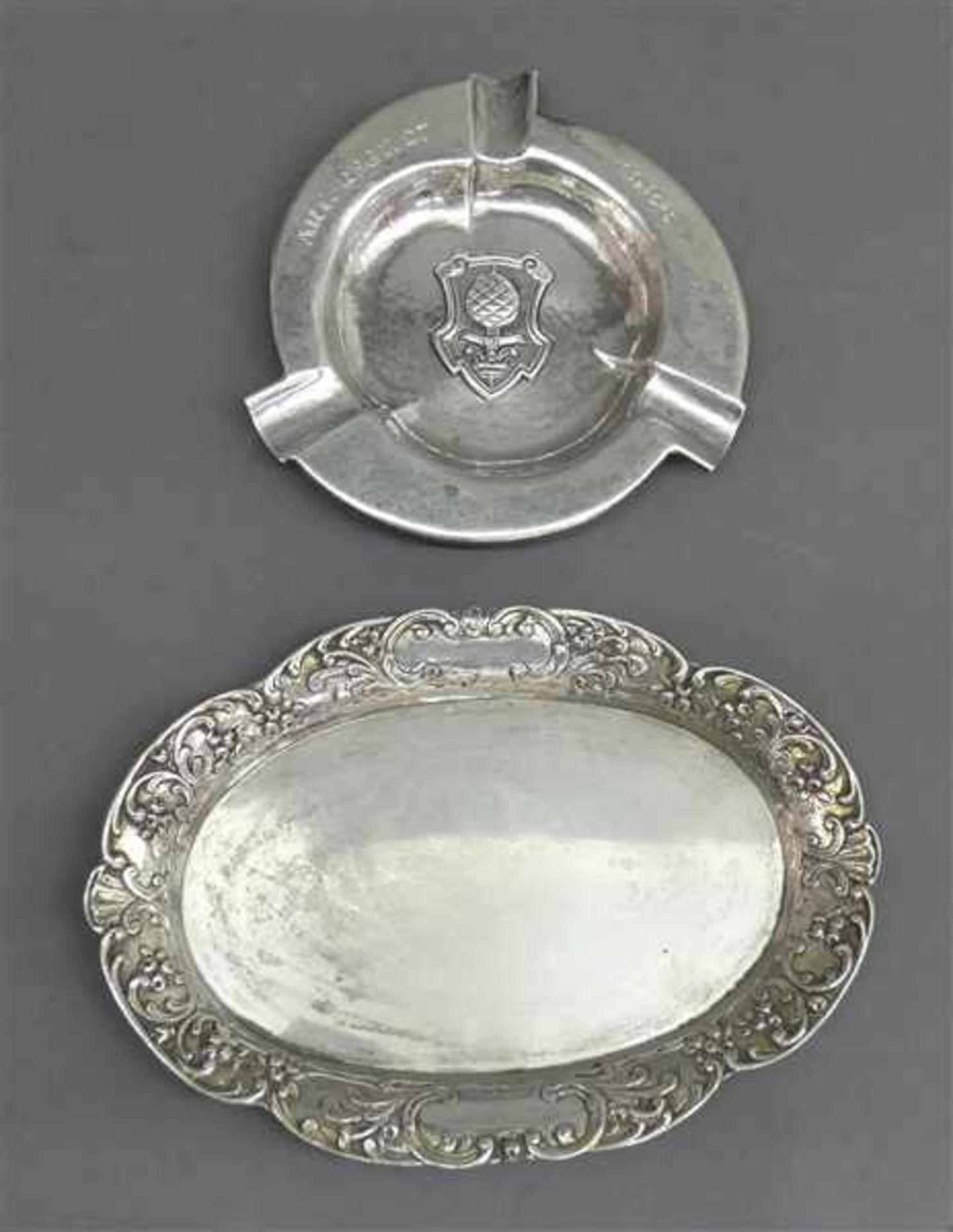 Konvolut Silber1 x 800 Silber, Tablett mit Reliefrand, oval, 1 x Ascher, 835 Silber,