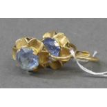 Paar Ohrhänger18 kt. Rotgold, 2 blaue geschliffene Steine, Blütenform, ca. 4 g schwer,- - -20.00 %