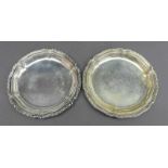 Paar Teller 800er Silber, Relief- und Perlrand, rund, 20. Jh., ca 220g, d 16 cm,- - -20.00 % buyer's