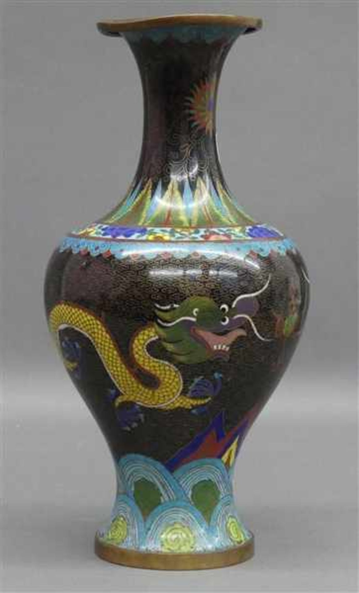 CloisonnevaseChina, Metall, Drachen- und Ornamentdekor, um 1920, h 32 cm,- - -20.00 % buyer's