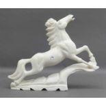 Alabaster Skulpturweiß, springendes Pferd, 20. Jh., h 41 cm,- - -20.00 % buyer's premium on the