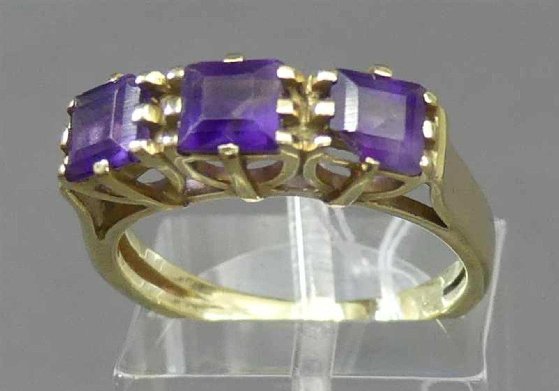 Damenring14 kt. Gelbgold, besetzt mit 3 Amethysten, (1x beschädigt), durchbrochen gearbeitet,