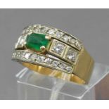 Damenring14 kt. Gelbgold, 1 Smaragd ca. 0,50 ct., Emeraldcut, besetzt mit 16 Diamanten zus. ca. 0,60