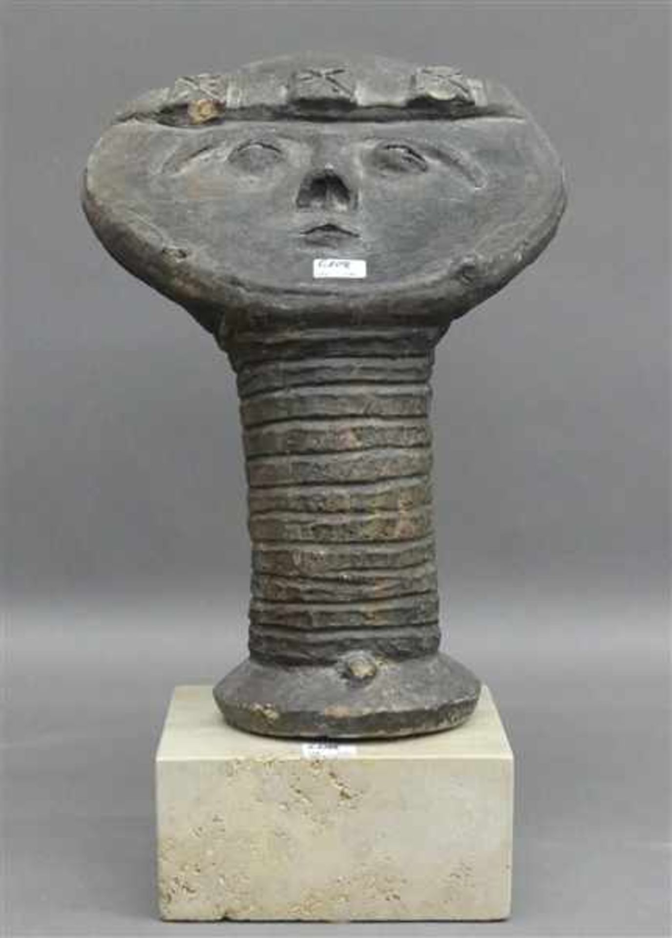 TonskulpturAfrika, wohl Ashanti, Kopf mit Stirnband, auf Steinsockel, h 38 cm,- - -20.00 % buyer's