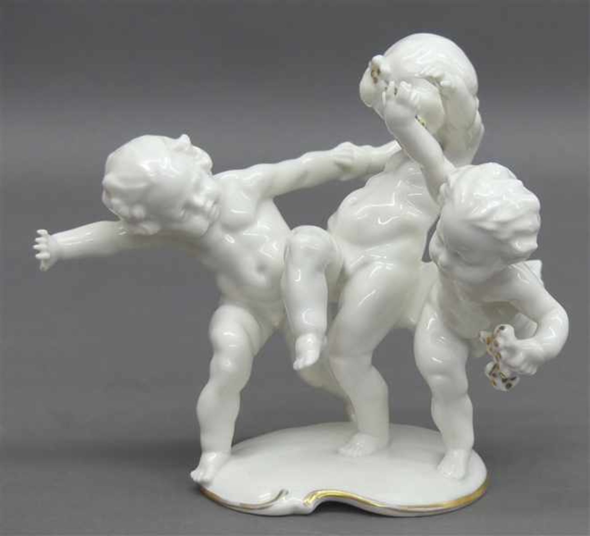 Porzellanskulptur spielende Putti, weiß mit Goldrand, ein Finger beschädigt, grüne Bodenmarke,