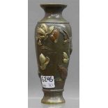 ZiervaseBronze, Japan, aufgearbeitetes Blumen- und Vogeldekor, um 1920, h 15 cm,- - -20.00 % buyer's