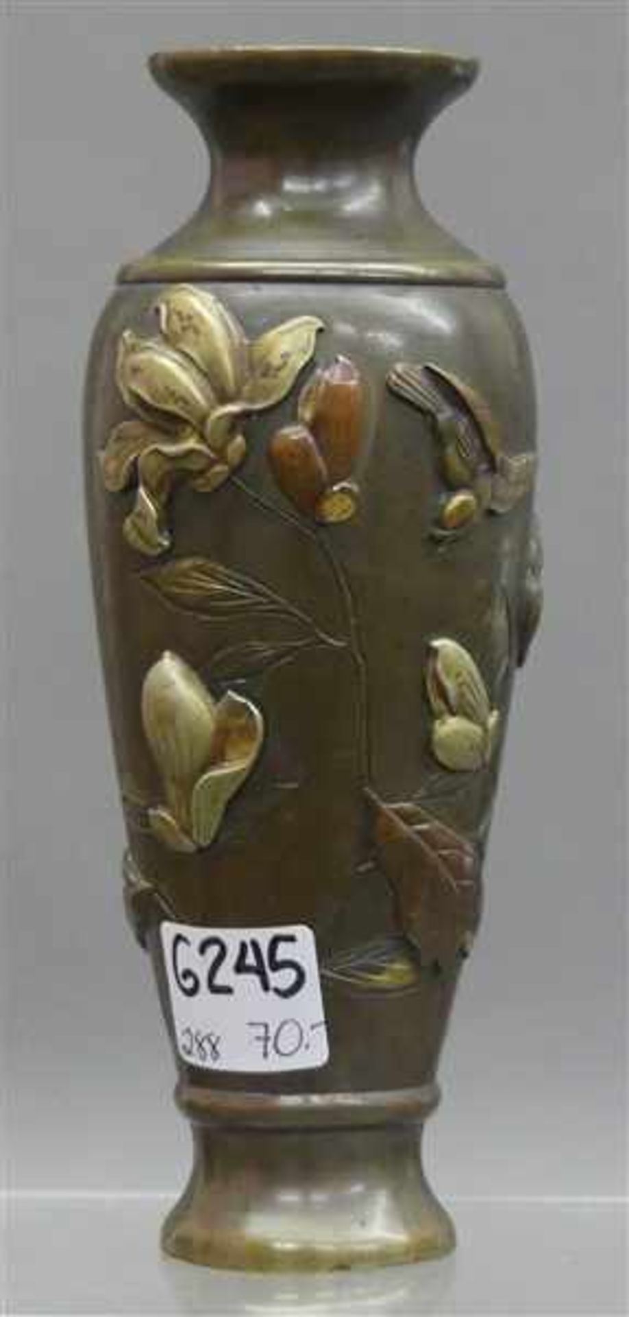 ZiervaseBronze, Japan, aufgearbeitetes Blumen- und Vogeldekor, um 1920, h 15 cm,- - -20.00 % buyer's