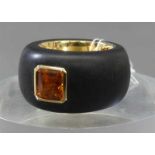 Designerring18 kt. Rotgoldmontur, Holz, geschwärzt, 1 Goldtopas 9x9 mm, Meistermarke, ca 17g, RM