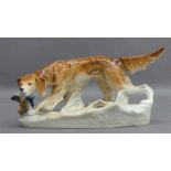 Porzellanskulpturstehender Jagdhund mit seiner Beute im Maul, bunt bemalt, Bodenmarke, Royal Dux,