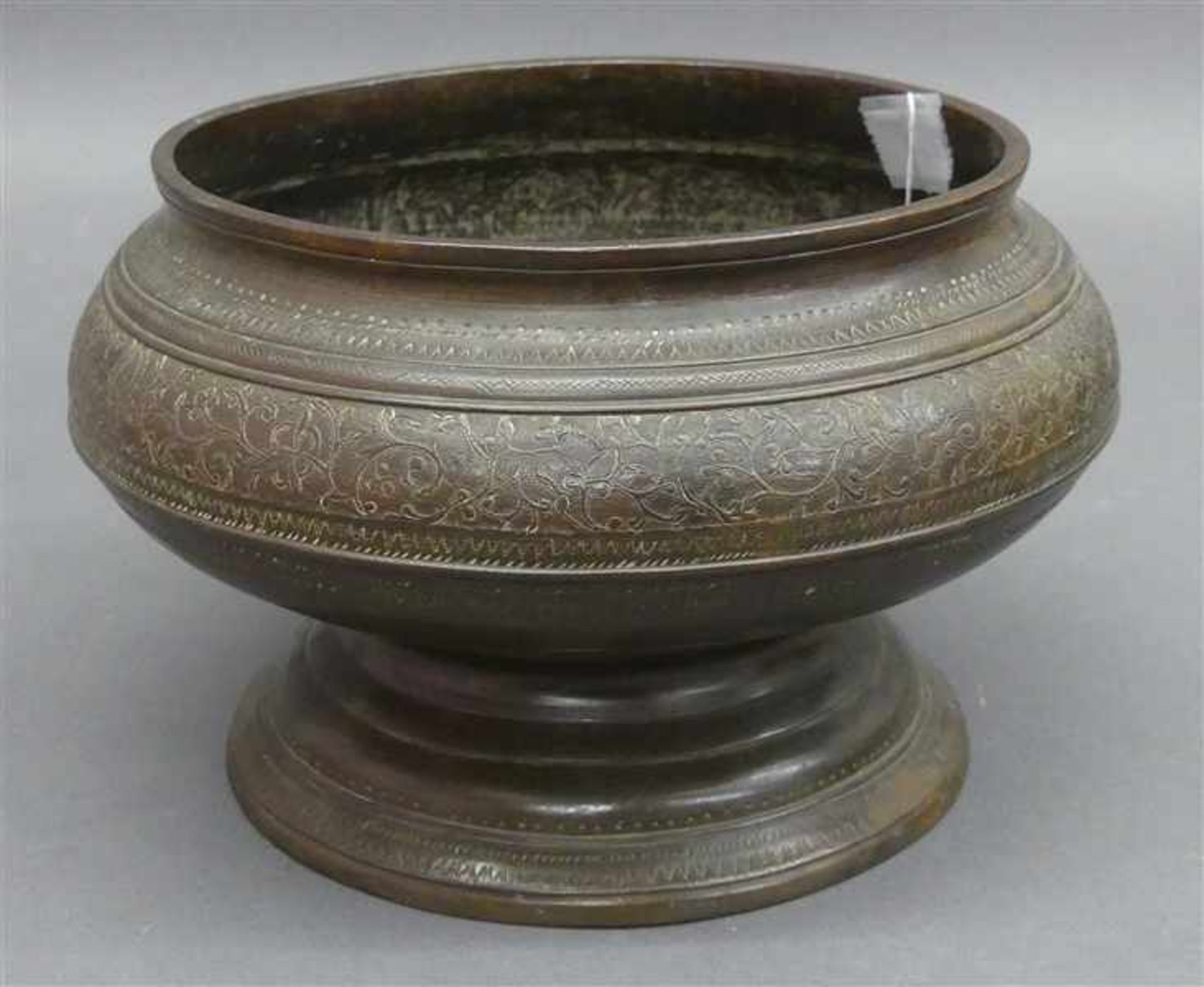 Opfegefäßrund, Bronze, Indien, 19. Jh., d 18 cm,- - -20.00 % buyer's premium on the hammer price19.