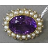 Brosche, um 19009 kt. Gelbgold, England, 1 ovaler Amethyst, Kranz mit Orientperlen, ca 9g, b 30