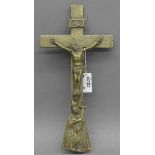 Messingkreuzmit Christuskorpus und schmerzhafter Mutter Gottes, 19. Jh., h 23 cm,- - -20.00 %