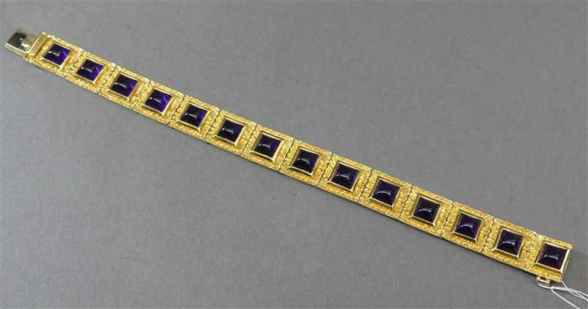 Armband18 kt. Gelbgold, besetzt mit 14 quadratischen Amethystcabochons, gravierte Glieder,