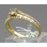 Damenring18 kt. Gelbgold, 1 Brillant 0,25 ct., weiß, vs, 56 Brillanten und 30 Diamantbaguetten 0,