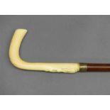 SpazierstockHolz, Beingriff, beschnitzt, um 1900, l 81 cm,- - -20.00 % buyer's premium on the hammer