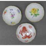 3 SchälchenPorzellan, Manufaktur Meissen, 1x Drachendekor, 1x gelbe Rose, 1x Blumen, Goldrand, blaue