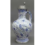 Keramikkrugmit Zopfhenkel, blaues Blumen- und Ornamentdekor, mit Zinnmontur, blaue Schwertmarke,