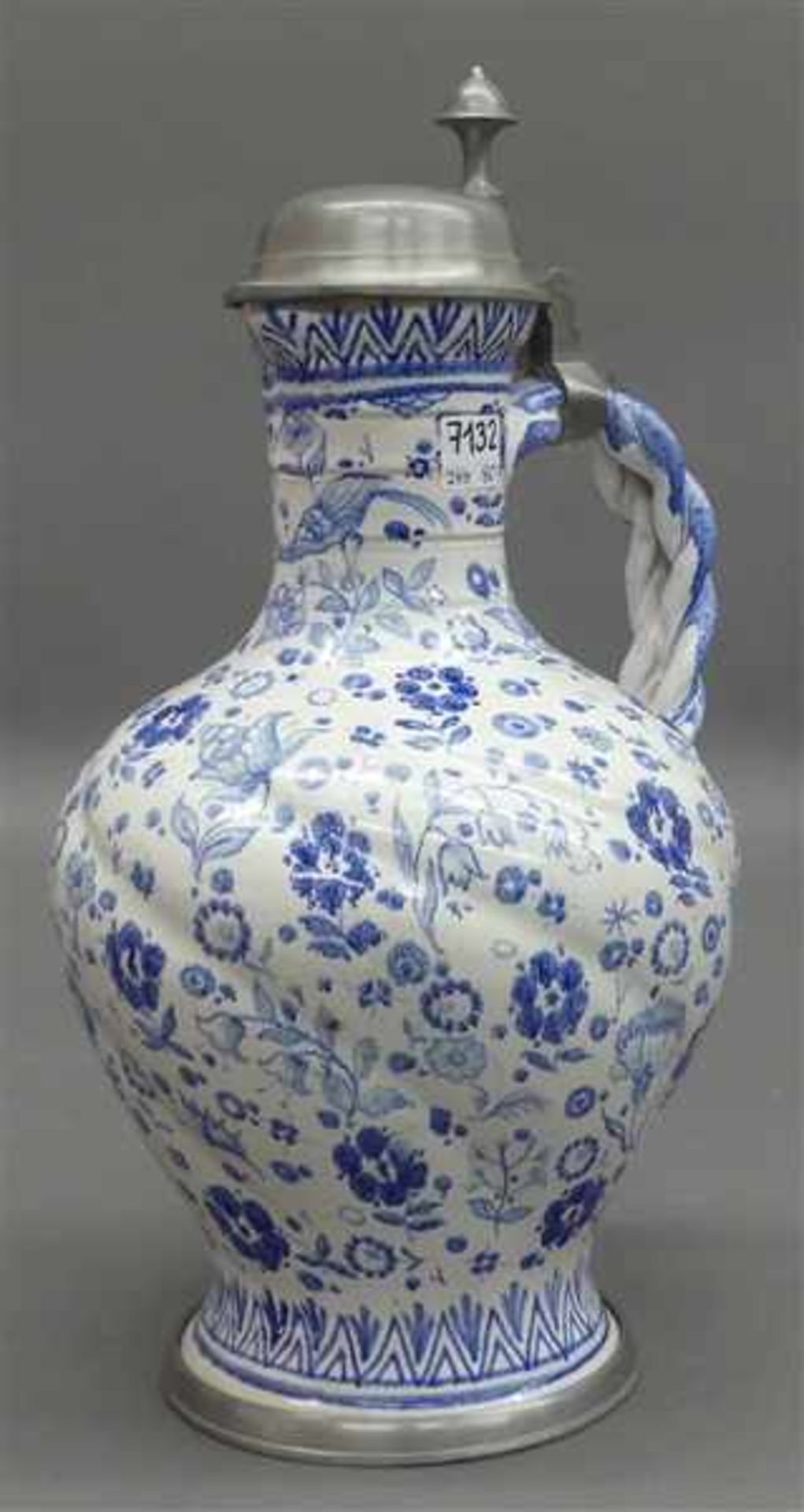Keramikkrugmit Zopfhenkel, blaues Blumen- und Ornamentdekor, mit Zinnmontur, blaue Schwertmarke,