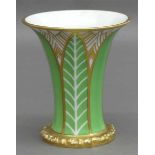 Porzellanvase Trichterform, gold-grüner Dekor, um 1960, Handbemalt, grüne Bodenmarke, Manufaktur