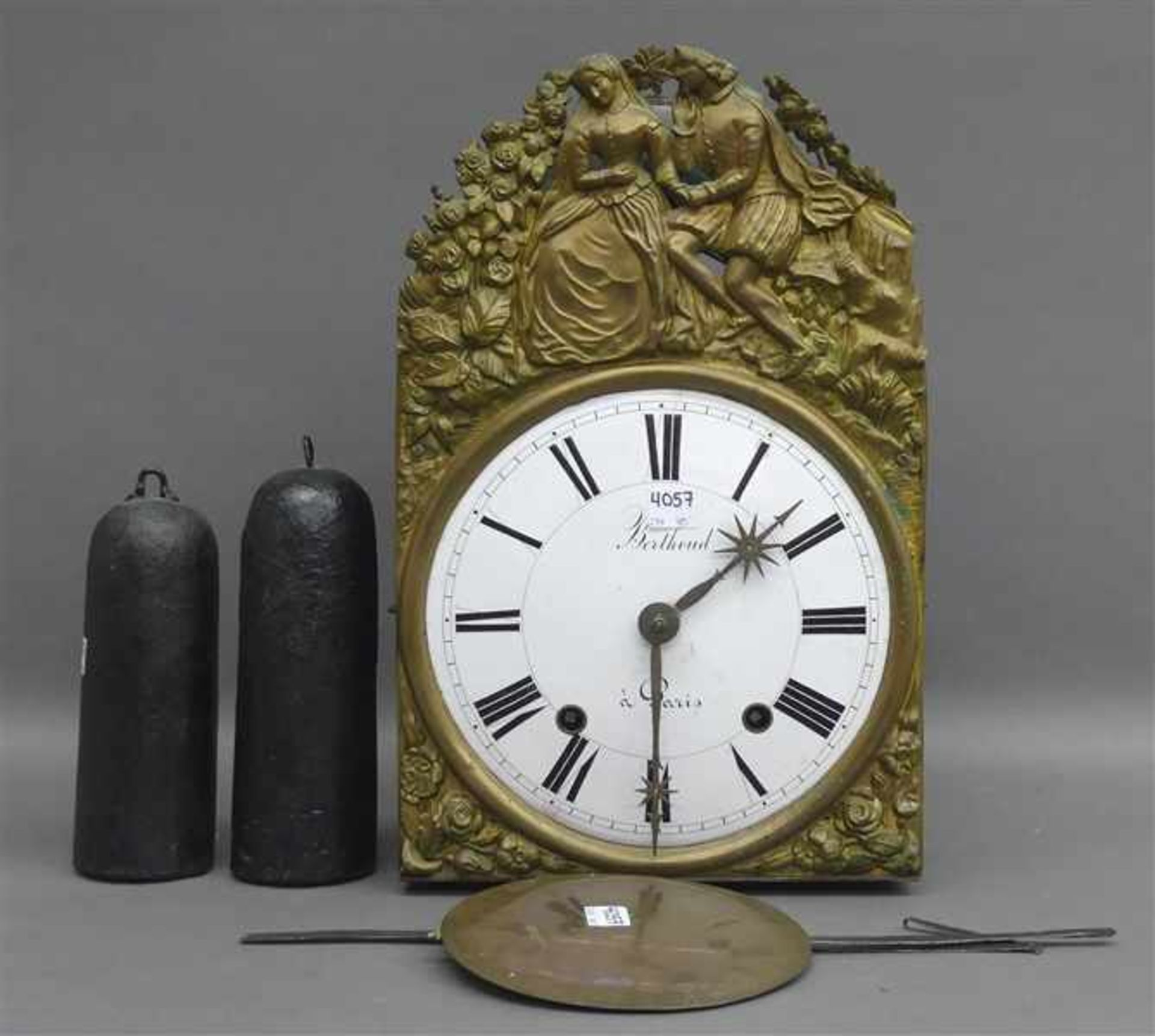 Comtoise WanduhrGelbmetall, Frankreich um 1900, zwei Gewichte, weißes Emailzifferblatt, römische