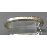 Armreif 925er Silber, graviert, Kastenschloss mit Sicherung, ca 19g,- - -20.00 % buyer's premium