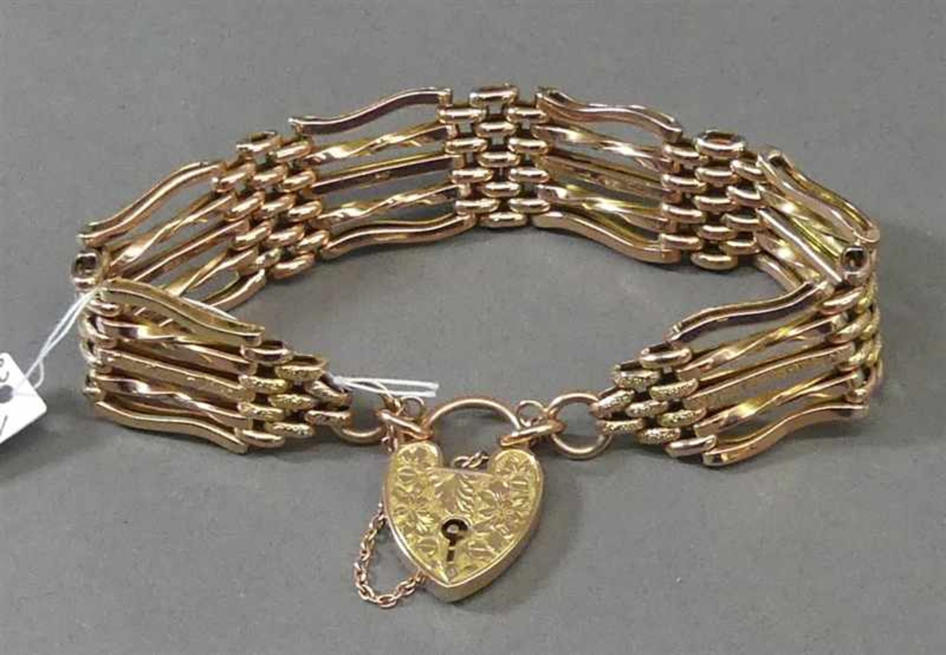 ArmbandEngland, um 1900, 9 kt. Rotgold, durchbrochen gearbeitet, Herzschloss mit Sicherung, ca 19g,-