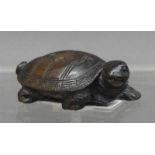 Netsuke China, Holz, geschnitzt, "Schildkröte", 20. Jh., l 5 cm,- - -20.00 % buyer's premium on