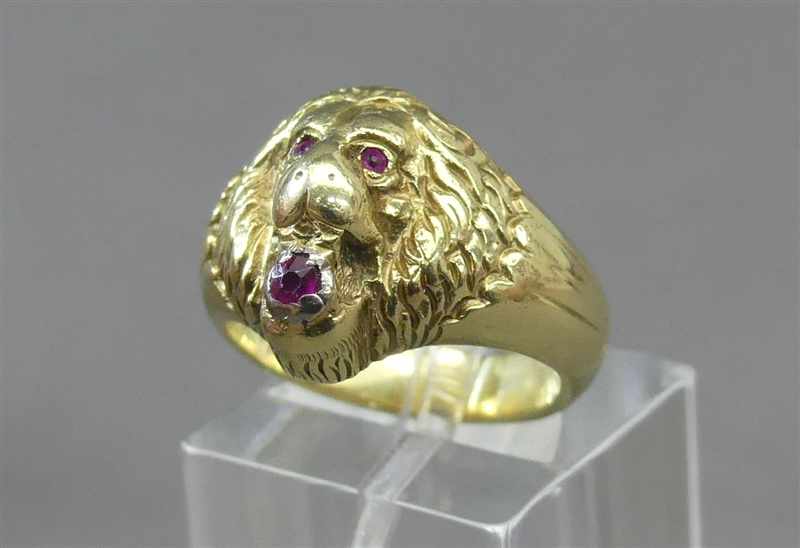 Damenring14 kt. Gelbgold, "Löwenkopf", Reliefarbeit, Augen und Mund mit kleinen Rubinen, ca 14g,