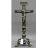 Bronzekreuz20. Jh., dreigeteilter Fuß, Hildesheim, h 30 cm,- - -20.00 % buyer's premium on the