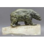 Gußsuklptur, um 1900grüne Patina, Bär, auf Alabastersockel, h 12 cm,- - -20.00 % buyer's premium