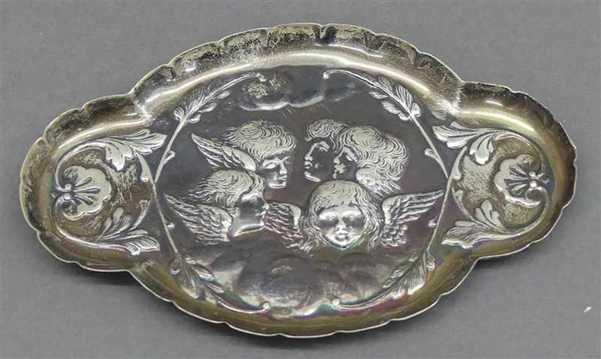 ZierschälchenSilber, England, punziert, Reliefdekor mit Putti, oval, ca 40g, b 12 cm,- - -20.00 %