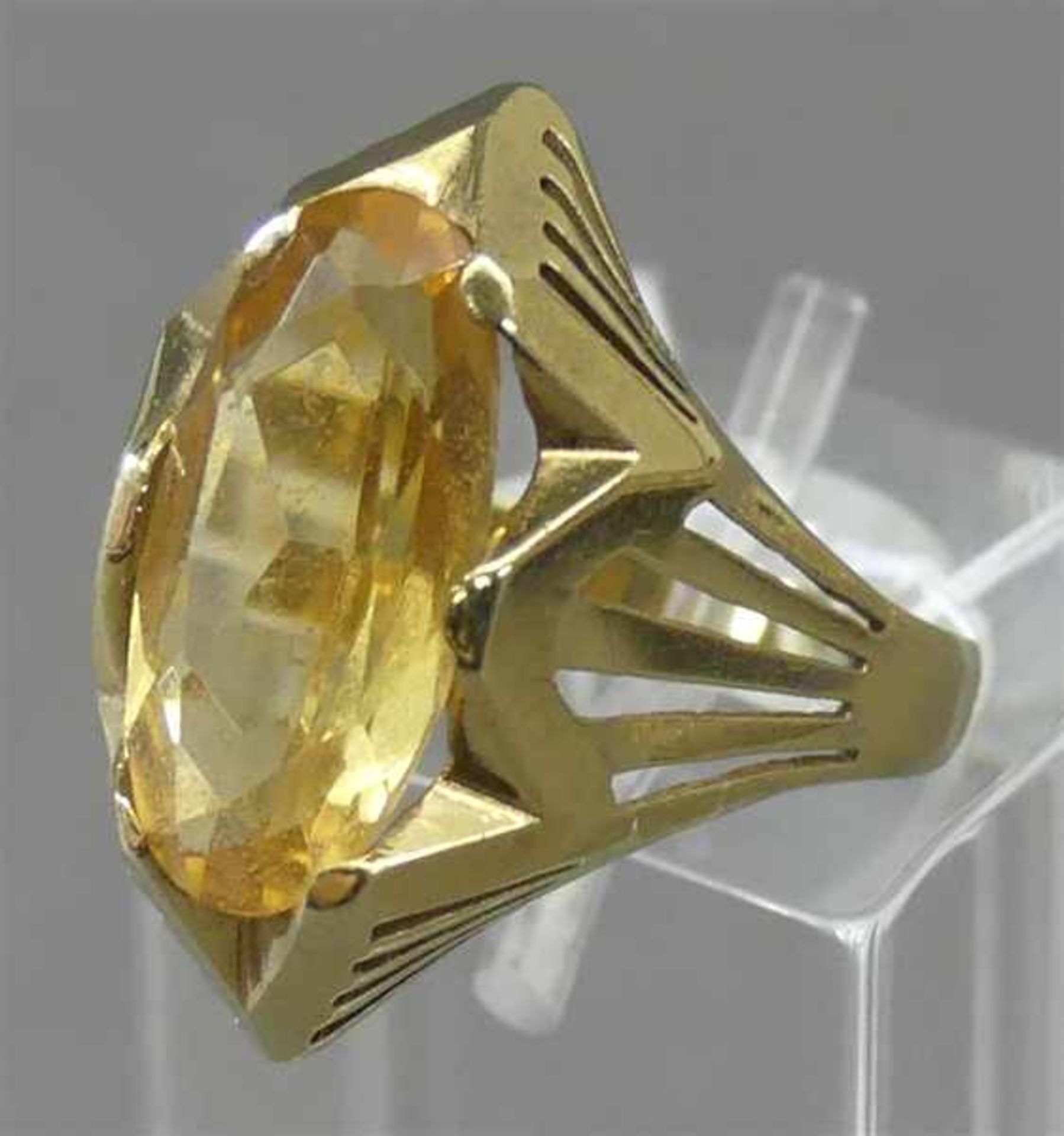 Damenring 8 kt. Gelbgold, 1 ovaler Citrin, durchbrochen gearbeitet, ca 4g, RM 55,- - -20.00 %