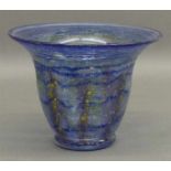 Ziervaseblau eingefärbtes Glas, eingeschmolzener Dekor, Trichterform, 20. Jh., h 15 cm,- - -20.