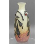Miniaturvase, um 1910rot-cremefarbenes Glas, florale Zinnauflagen, Glascabochons, wohl Müller-